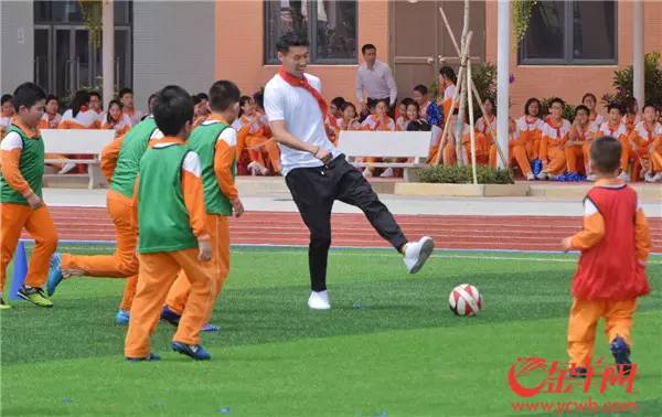  公益足球进校园，明星球员亲自授课