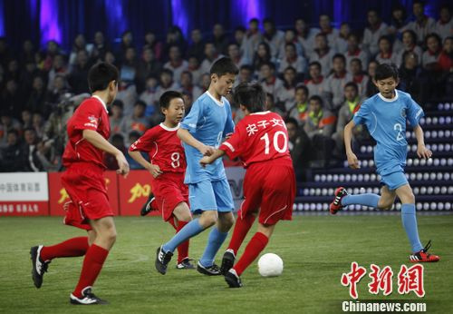  足坛名宿观战，现场指导激励士气