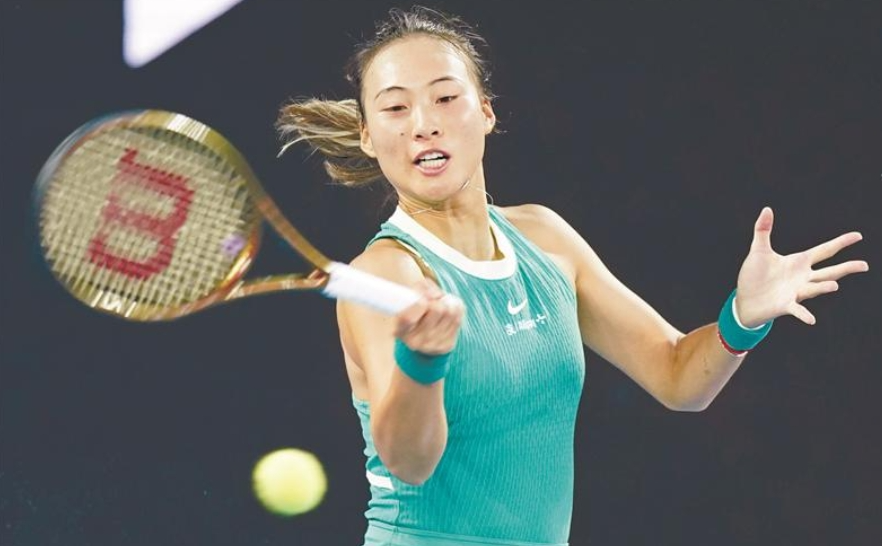  萨巴伦卡强势捧起澳网冠军奖杯