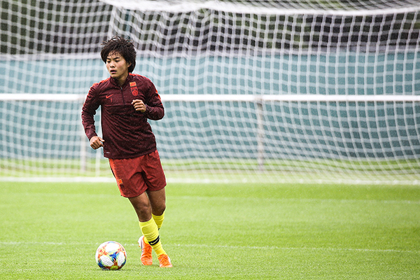 女足姑娘创历史,首次捧起洲际奖杯