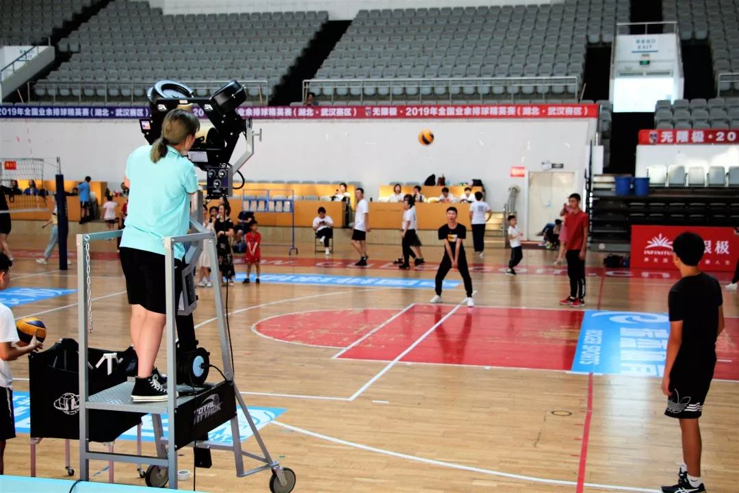  智能发球机器人亮相巡回赛，陪练效率提升三倍