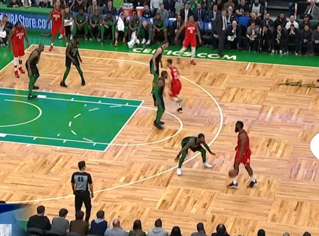  罚球线上稳如泰山锁定比赛胜局